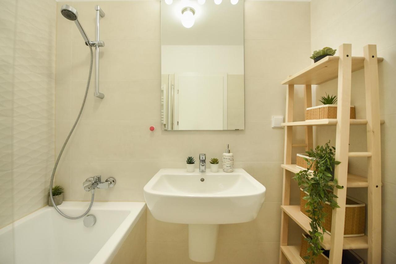 Vacation Feel - 2Br Apartment With Terrace & Private Parking In Baneasa Bucharest Exterior photo