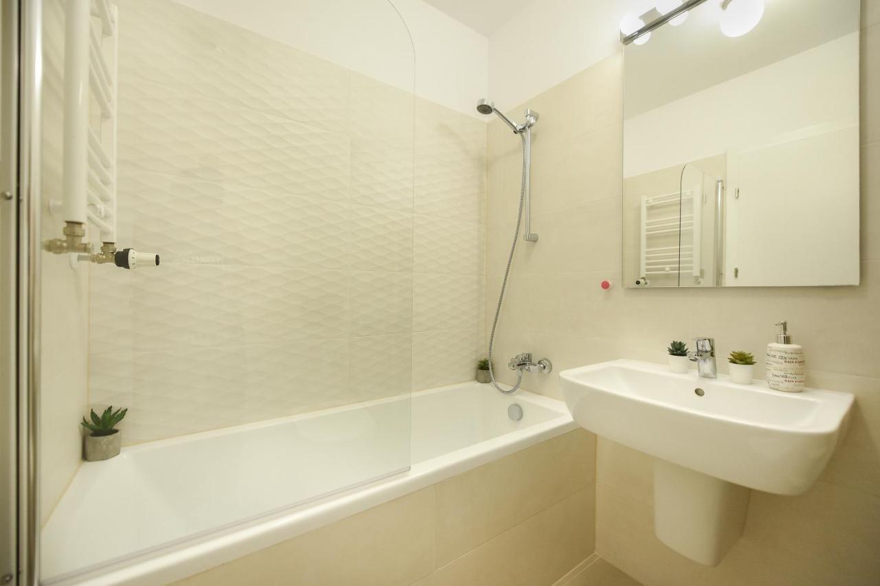 Vacation Feel - 2Br Apartment With Terrace & Private Parking In Baneasa Bucharest Exterior photo